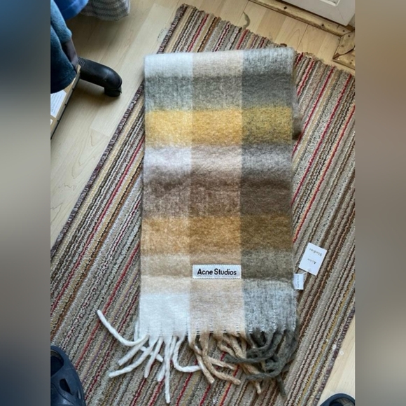 Acne Studios scarf - Picture 1 of 4